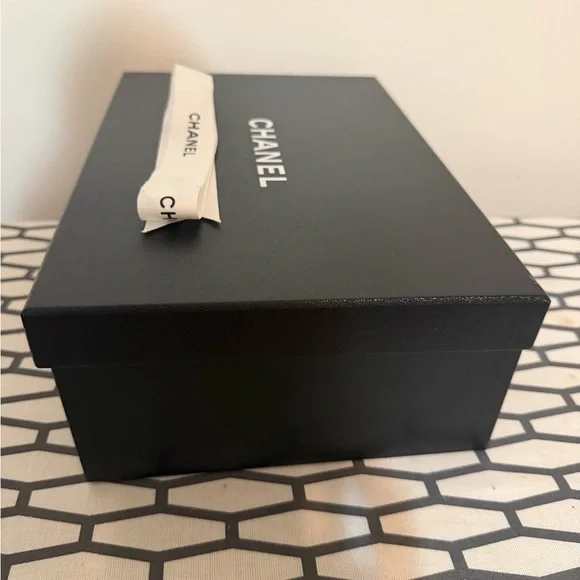 Chanel Black empty box with a ribbon, great condition, small - Picture 5 of 5